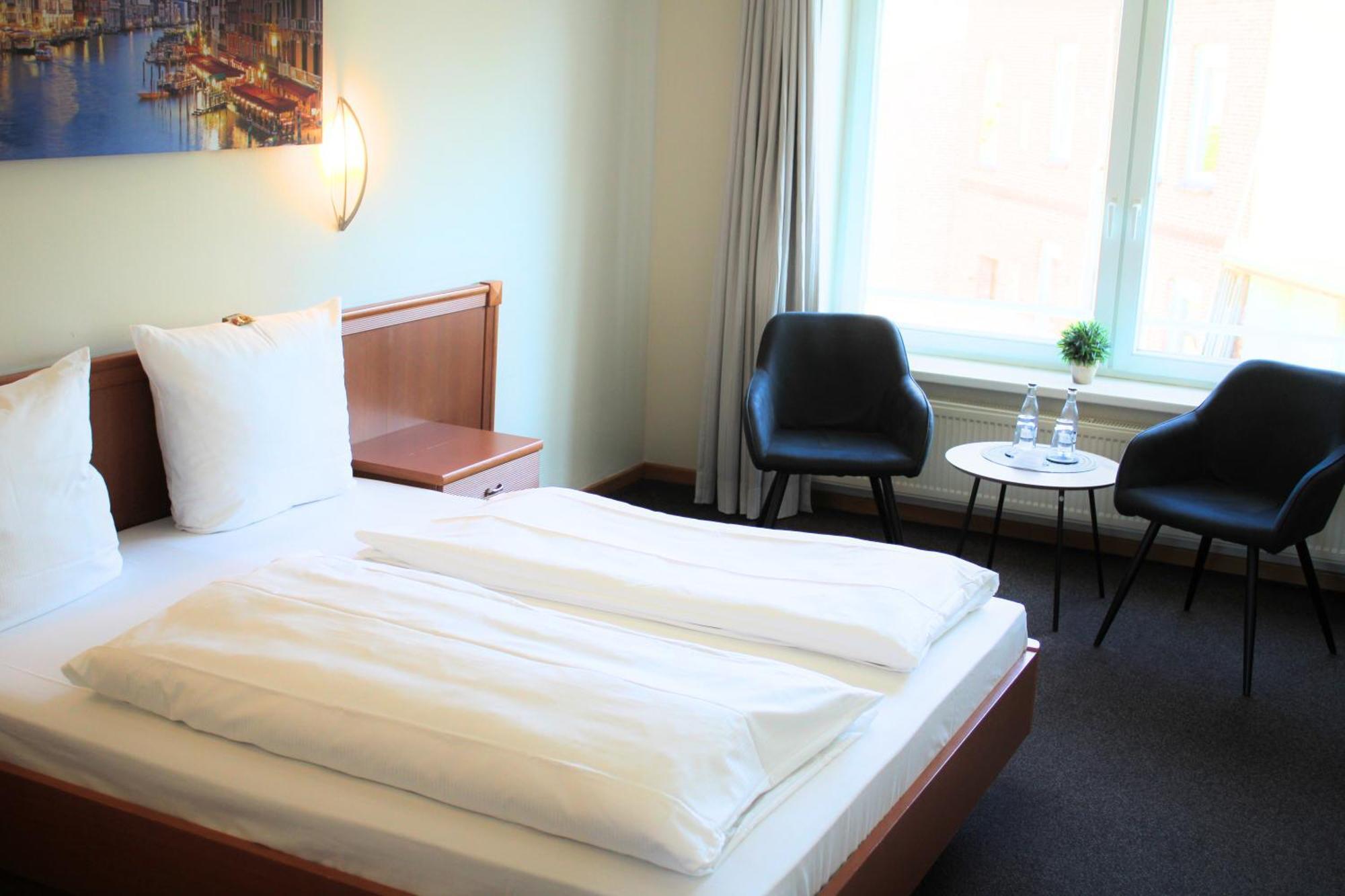 Hotel Adler & Eventlocation Gmbh Itzehoe Bagian luar foto